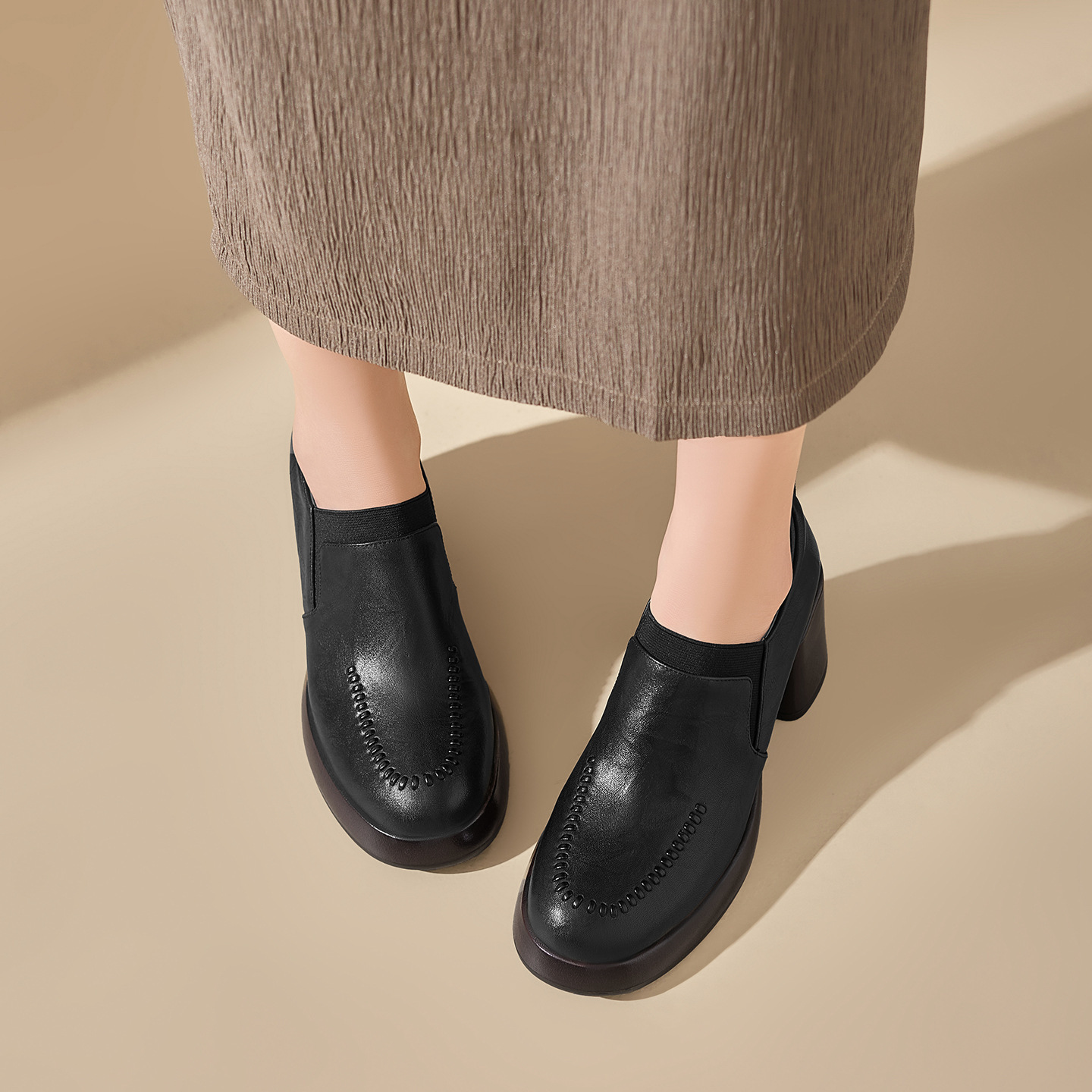 Giày loafer nữ da bò thật đế dày gót vuông 7 cm, miệng sâu, phong cách đơn giản — màu nâu