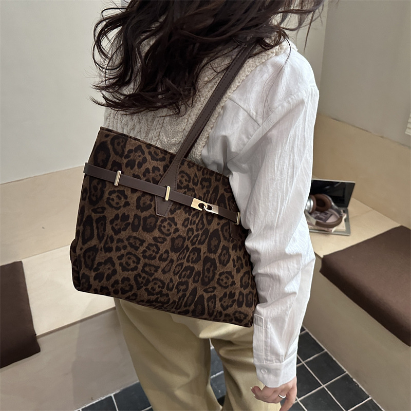 Trend Retro Büyük Kapasiteli Tote Çanta Kadın Trend Leopar Desenli Şık Kişisel Rahat Çok Amaçlı Niş Tek Omuz Çantası