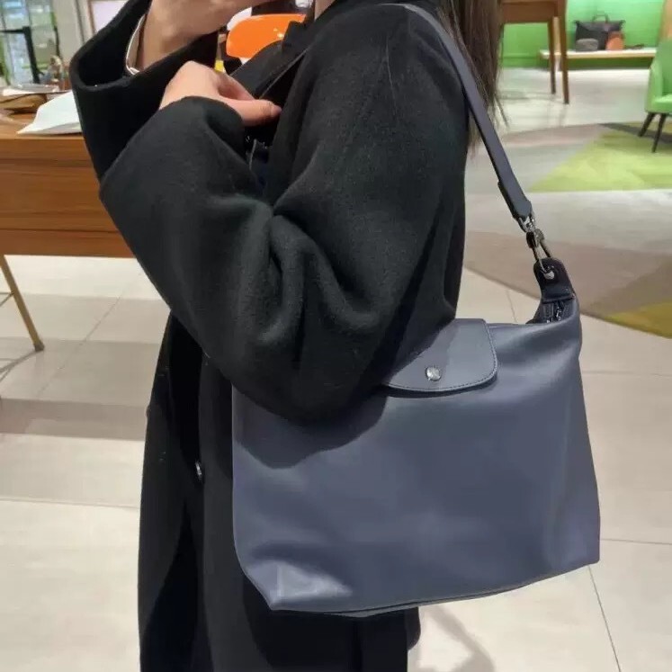 高品質の新型XTRAの小さい牛革の大きいサイズのわきの下で女性の本革のHOBOの郵便の差の大容量の斜め掛けのショルダーバッグ|undefined