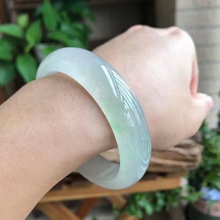 Vòng tay ngọc bích Miến Điện cao cấp, nước băng, phớt xanh nhạt, đường kính trong 54–64 mm chi tiết 7