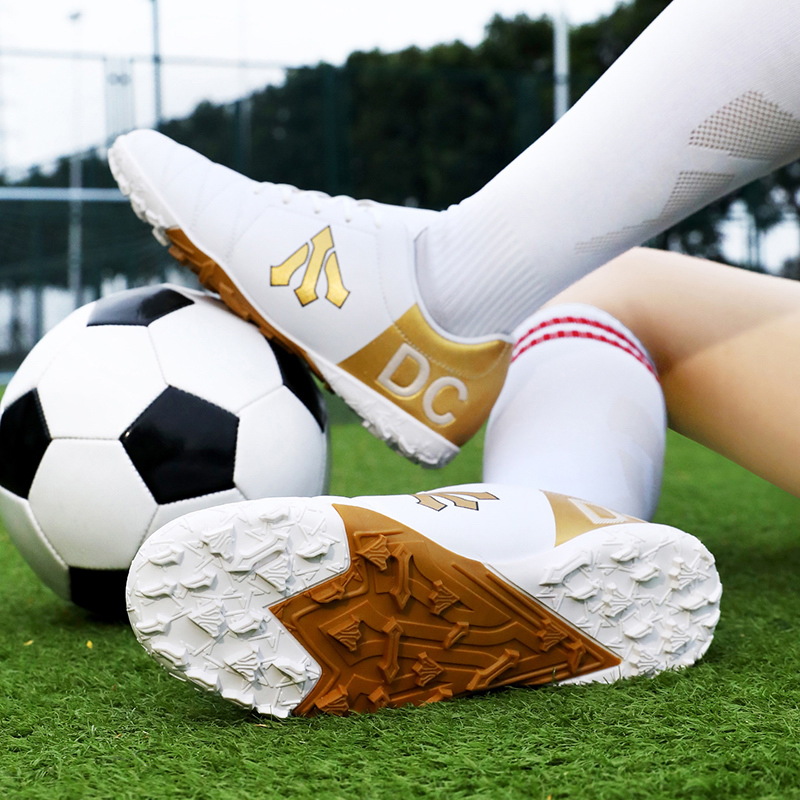 Transfronterizos nuevos zapatos de fútbol de clavos de la Copa del Mundo AG hombres adultos adolescentes TF zapatos de entrenamiento de clavos al por mayor zapatos deportivos image 5