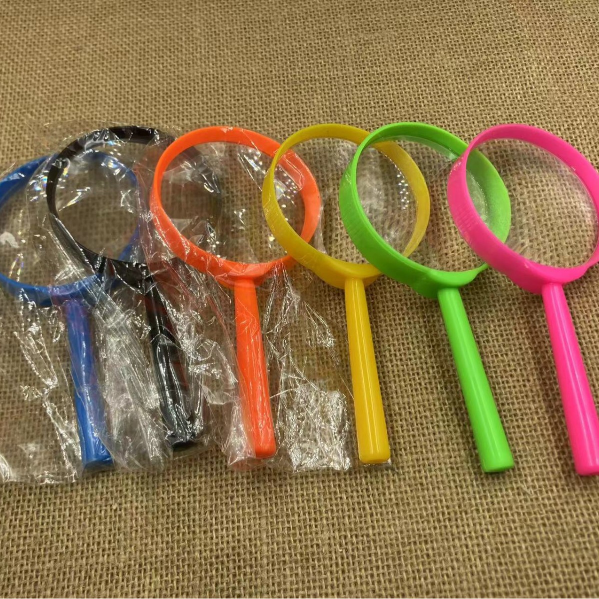 60彩色手持阅读老人学生儿童科教实验普通塑料彩色放大镜