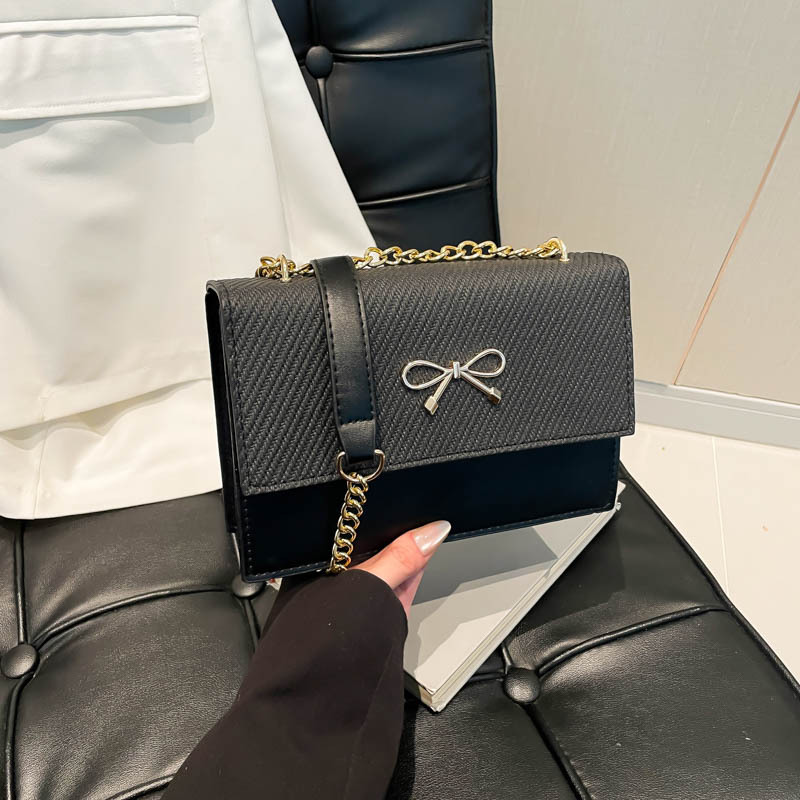 Minimalist Square Shoulder Bag With Bow Chain For Women_voghion.com