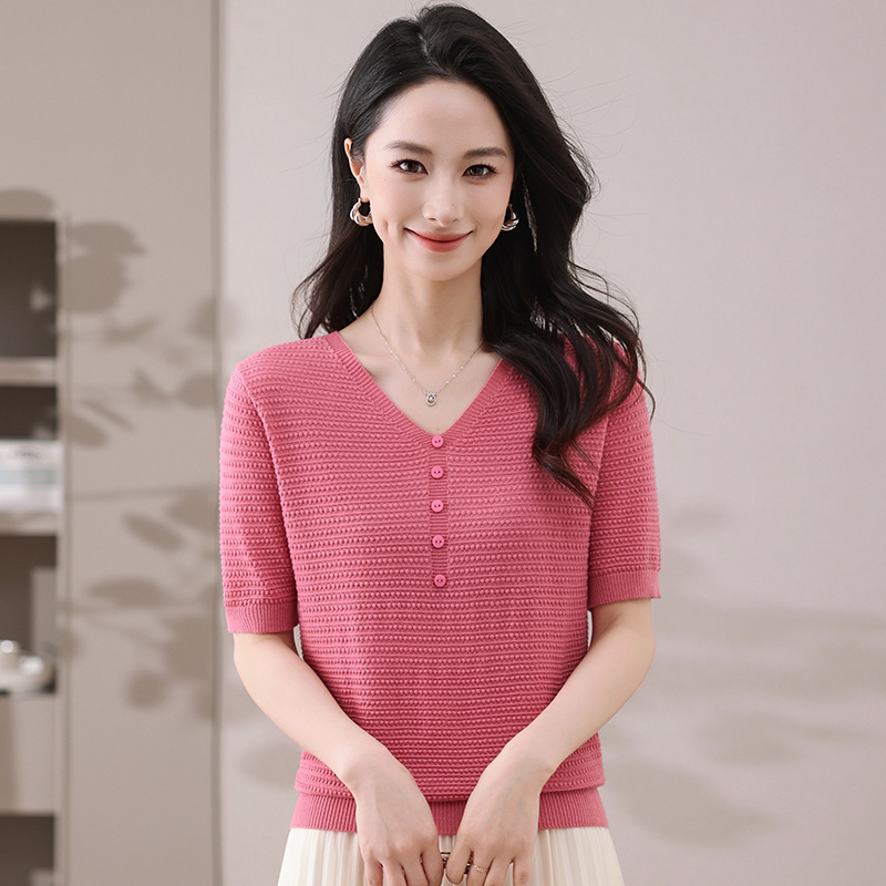 アイスシルク V ネックセーター半袖 T シャツ中年母親のためのファッショナブルな夏服 2025 新しい夏の薄いトップ|undefined