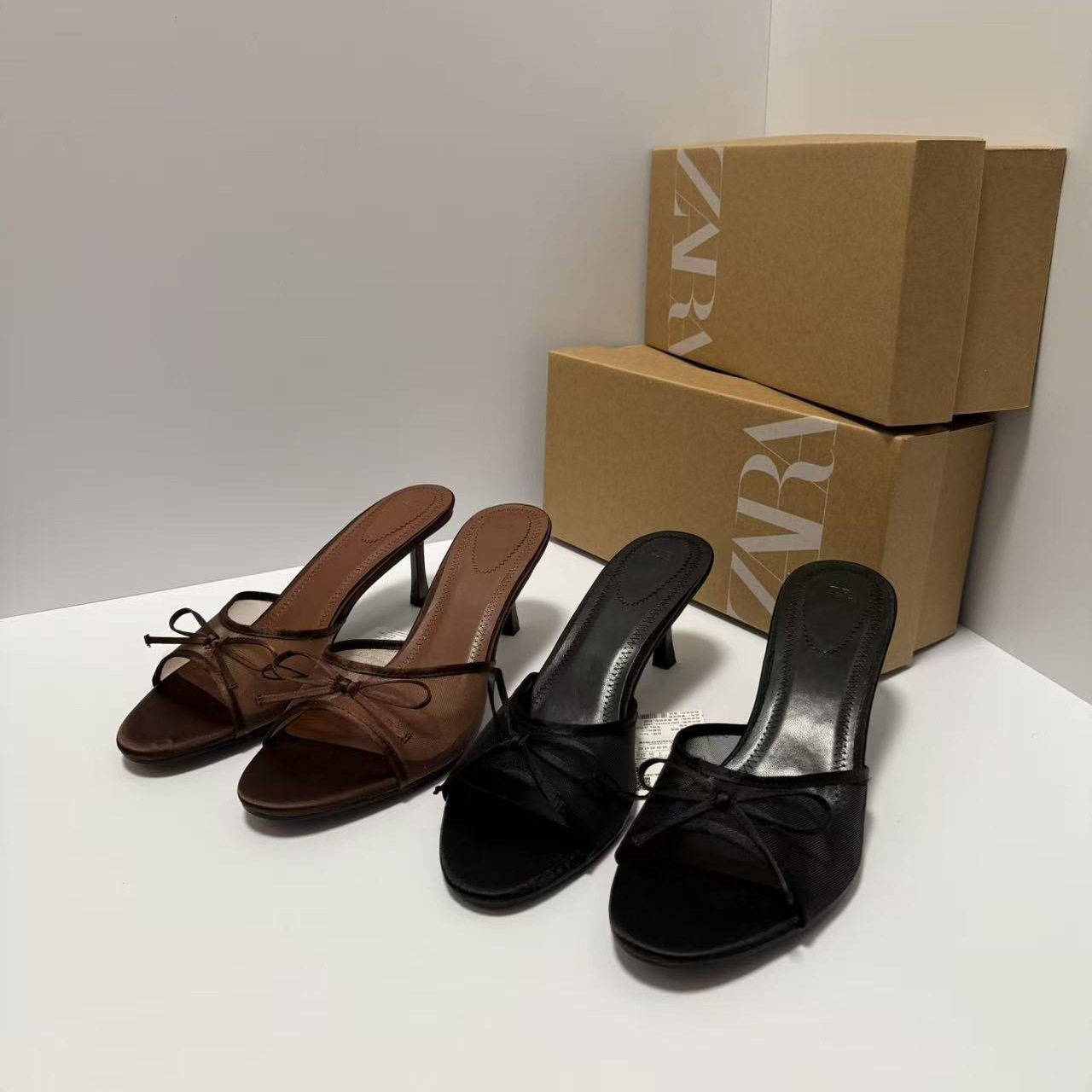 Z Fashionable universal mules with a strap