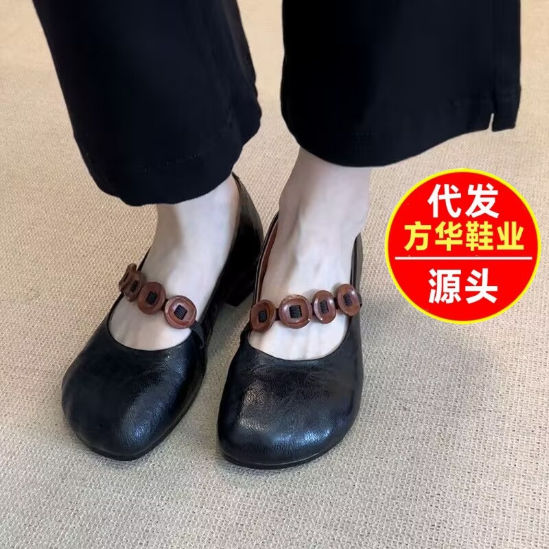 2026 nuevo producto primavera y verano nicho retrógrado cabeza redonda tacones gruesos zapatos de moda simple botón universal boca superficial aumento de altura Mary