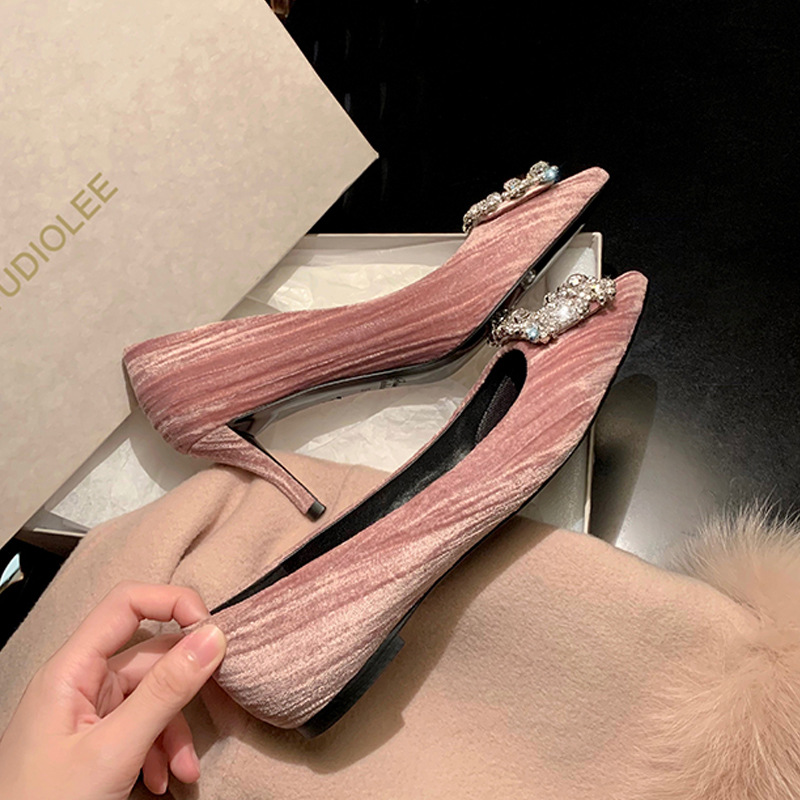 2024 primavera nuevo estilo de terciopelo francés tacón alto boca baja punta puntiaguda hebilla cuadrada diamante flash zapatos individuales zapatos de boda mujeres