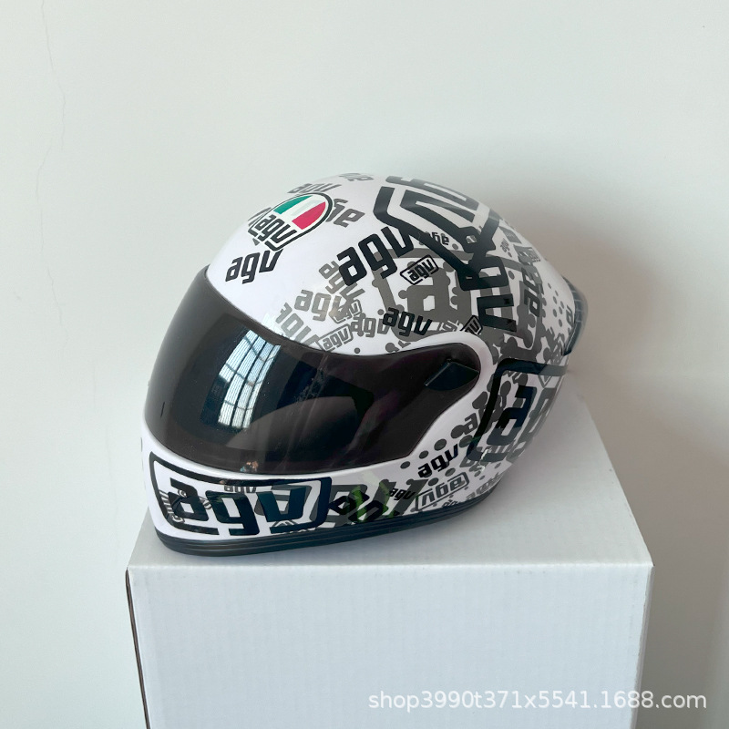 Motocicleta oso casco muñeca tensión oso gato afortunado motocicleta cola caja asiento trasero decoración modelo casco pequeño