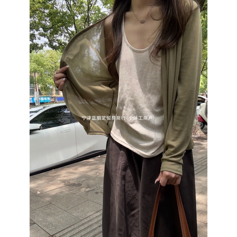 Relaxed and elegant V-neck jacket in beechwood green, women's summer Tencel thin long-sleeve air-conditioning shirt, loose top Relaxed and elegant V-neck jacket in beechwood green, women's summer Tencel thin long-sleeve air-conditioning shirt, loose top