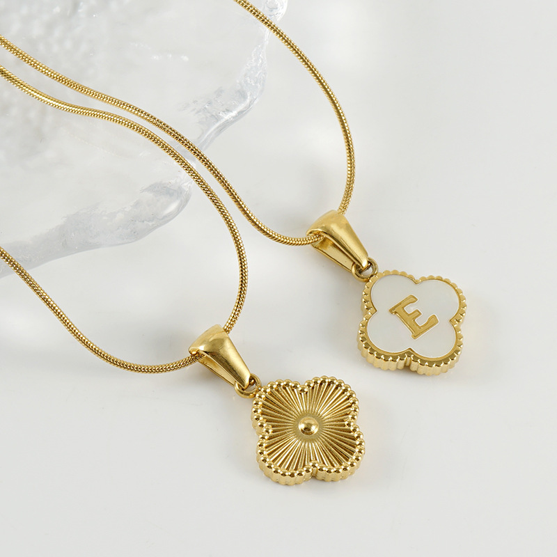 Europeo y americano transfronterizo de acero inoxidable trébol de concha carta colgante de oro 26 letra inglesa collar de hueso de serpiente de acero de titanio para las mujeres