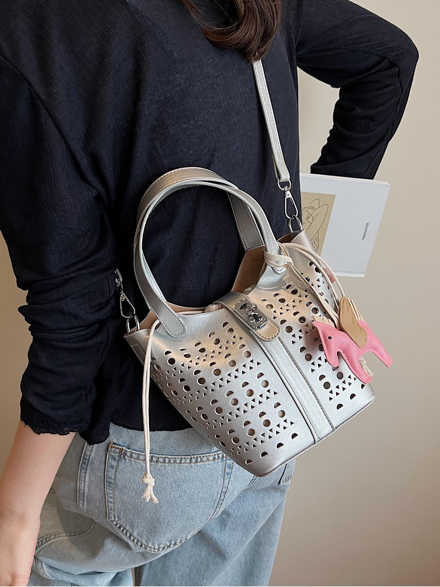 Nicho de diseño hueco bolsa de canasta de verduras para mujeres 2025 verano nueva moda alta sensación bolso de cubo de agua