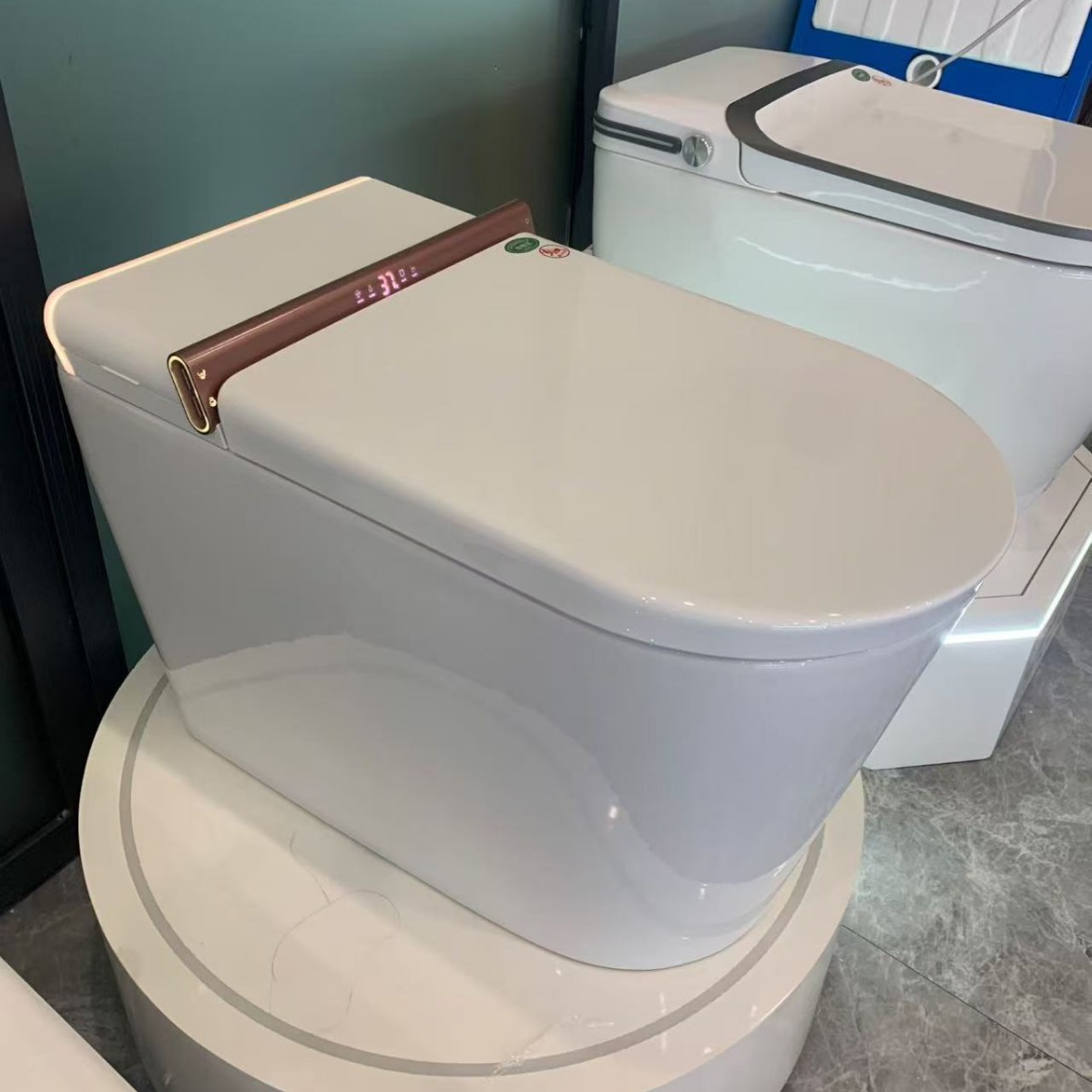 70cm long Chaozhou smart toilet, fully automatic butt washing, home use siphon toilet with built-in aromatherapy and bubble function