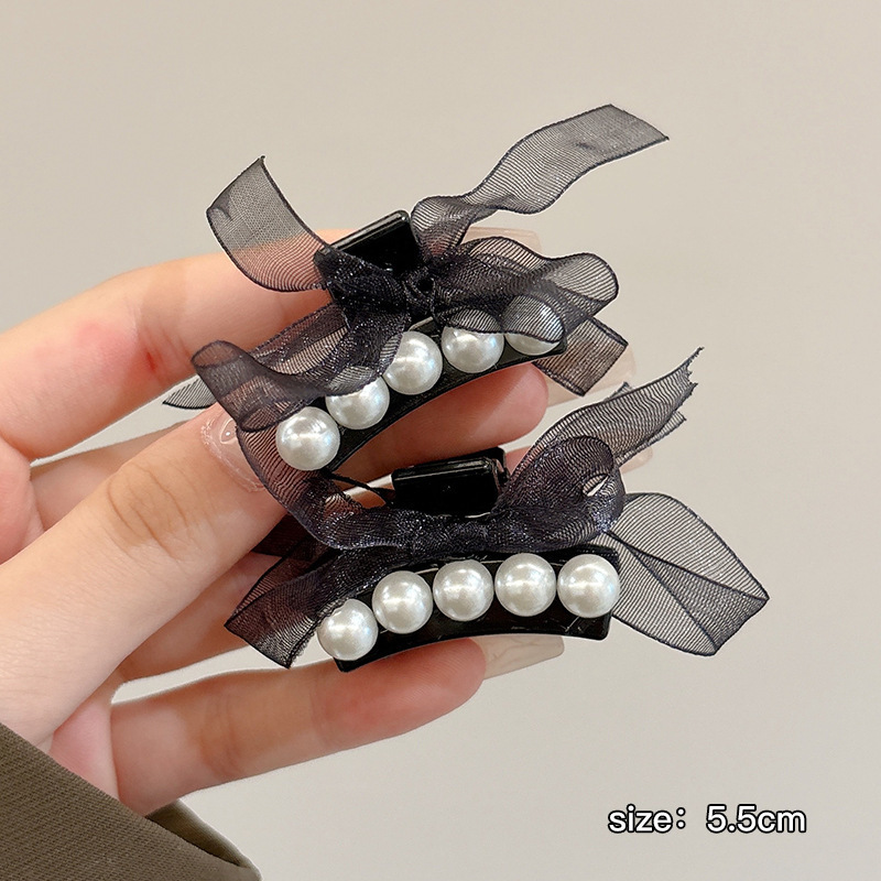 Un par de lazos de malla negra