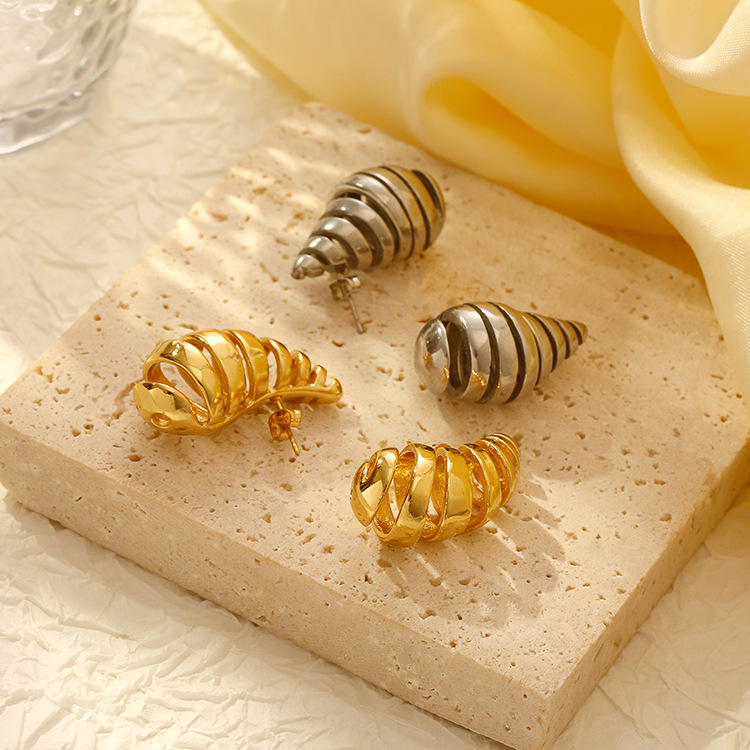 Transfronterizo nuevo estilo de moda brillante oro espiral agujero pernos de gota de agua simple de alta calidad sensación de auriculares de acero inoxidable al por mayor