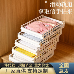 ハンガーを重ねて怠け者の服の食器棚を整理して神器の服の半袖のシャツの収納棚のシャツのtシャツを整理します。