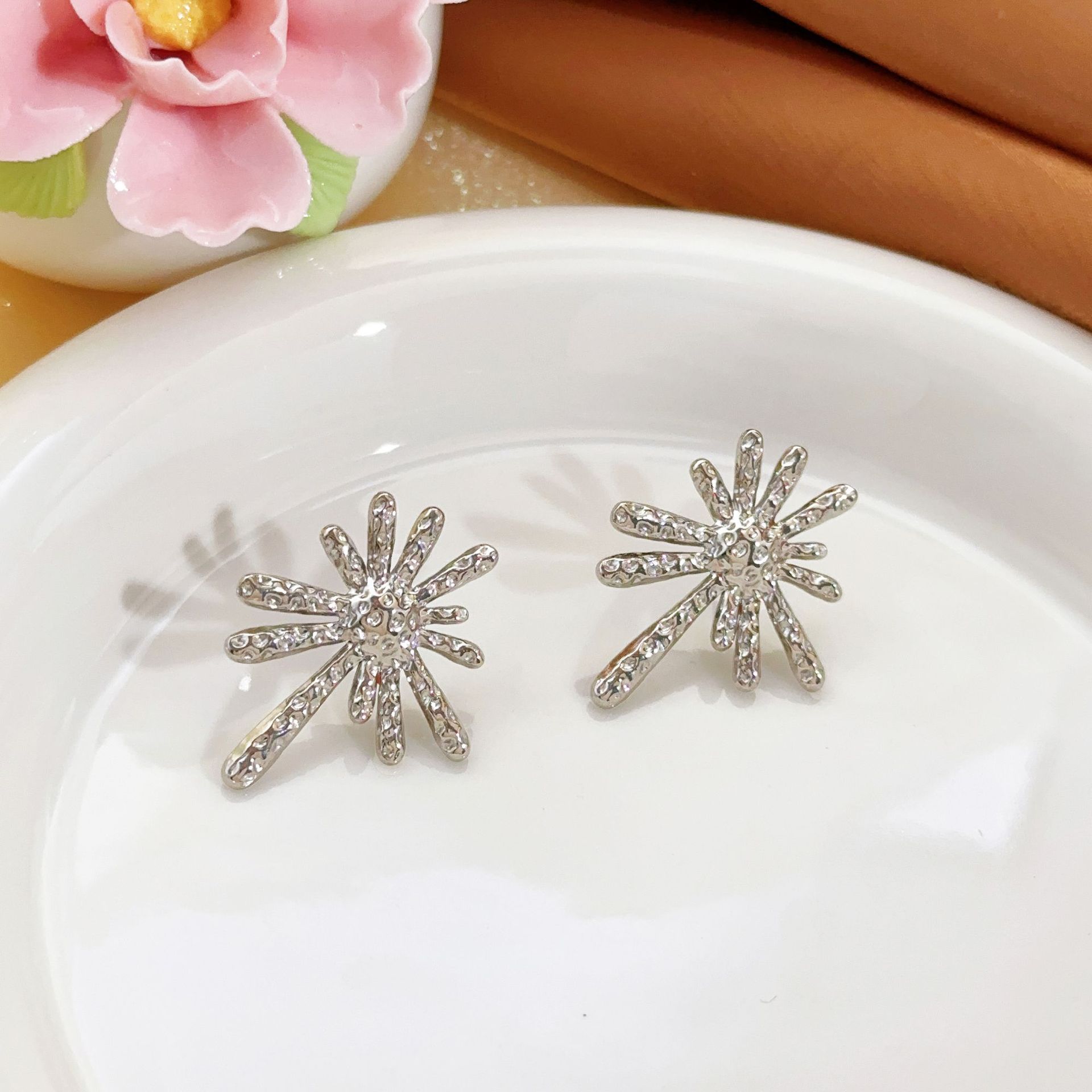 Transfronterizos europeos y americanos titanio acero de alta sensación colgante collar de flores de sol cosmos pendientes collar conjunto de joyería para mujeres