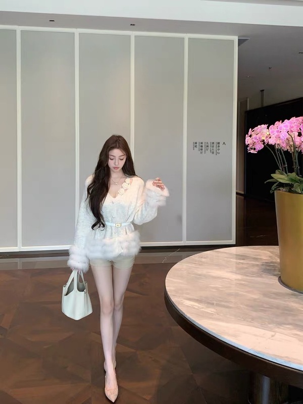 网红同款轻奢感矜贵狐狸毛皮草重工亮丝V领针织开衫女洋气时髦|undefined