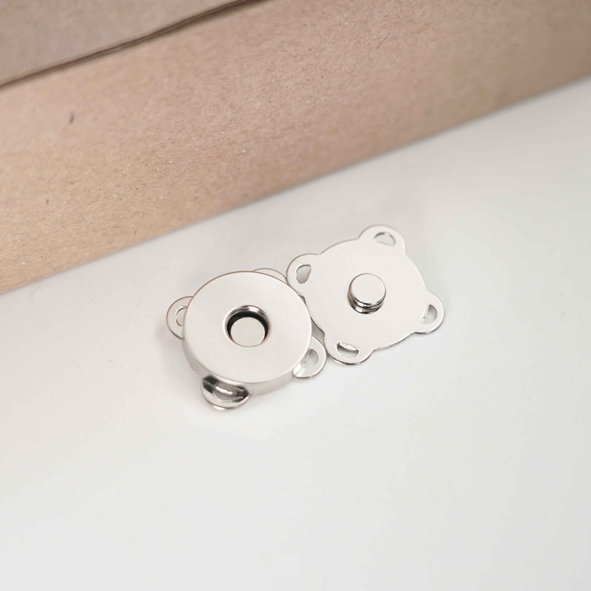 現物の梅の花の磁気ボタンの金属の銅の材料の手縫いの磁気ボタンのdiyの子の母の磁石の箱の暗いボタンの補助材料のボタンのボタンのボタン