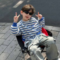 男の子のクールでかっこいいストライプの長袖のtシャツ2025春秋の新型の中で子供の百合の底のシャツの子供の洋気の上着