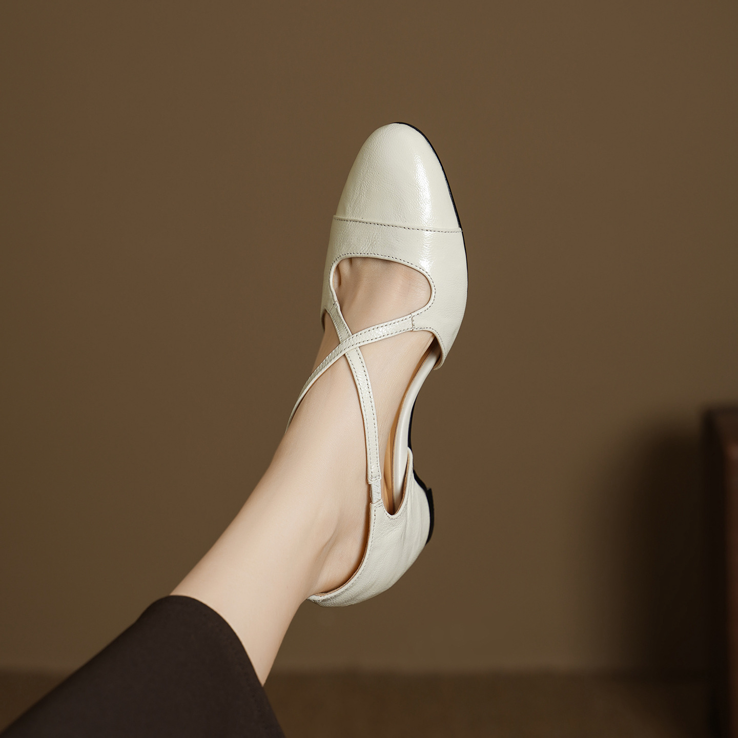 Giày sandal cao gót nữ quai ngang mũi nhọn da dê, gót vuông ổn định — đen chi tiết 6