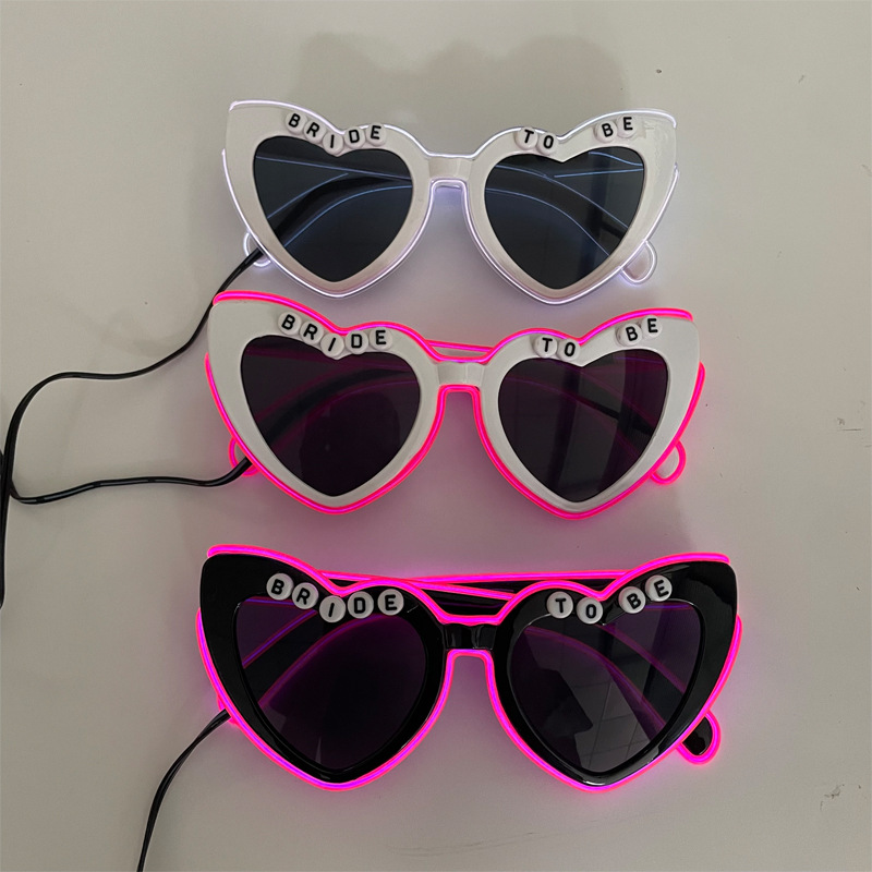 Nuevas gafas de sol luminosas de corazón de melocotón LED para hombres, gafas de amor de fiesta europeas y americanas transfronterizas, gafas de sol de moda callejera para damas