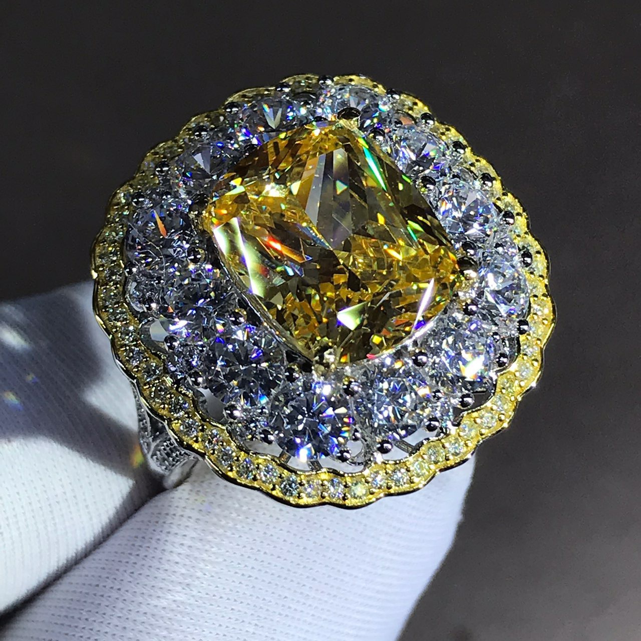 5 quilates VVS grado 3EX almohada en forma de anillo de diamante de alto carbono con incrustaciones de diamantes importados de alto carbono Rosa G color amarillo joyería