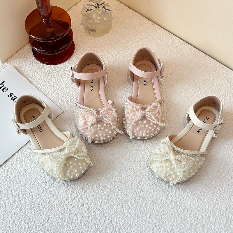 Summer fashionable sandals with bow