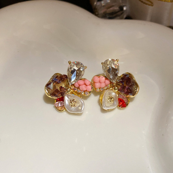 Retro elegant earrings with zircon with letters from pearl