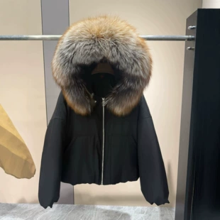 Короткий пуховик с большим воротником из натурального лисьего меха утеплённый