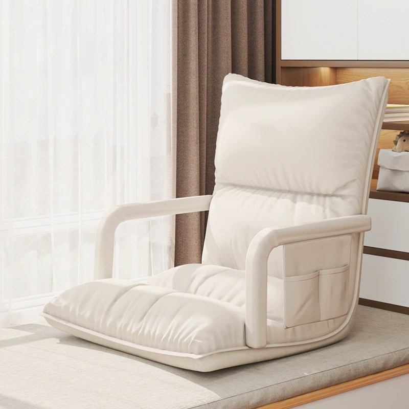 Эркеры сидят на встроенной подушке на кровати, кресло-шезлонги в студенческом общежитии, татами Спальня