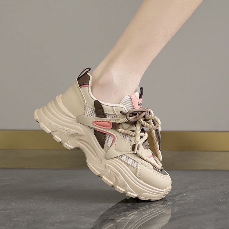 Explosión de zapatos de altura de suela gruesa para mujeres 2024 nueva primavera transpirable mostrando pies pequeños zapatos deportivos casuales de suela suave