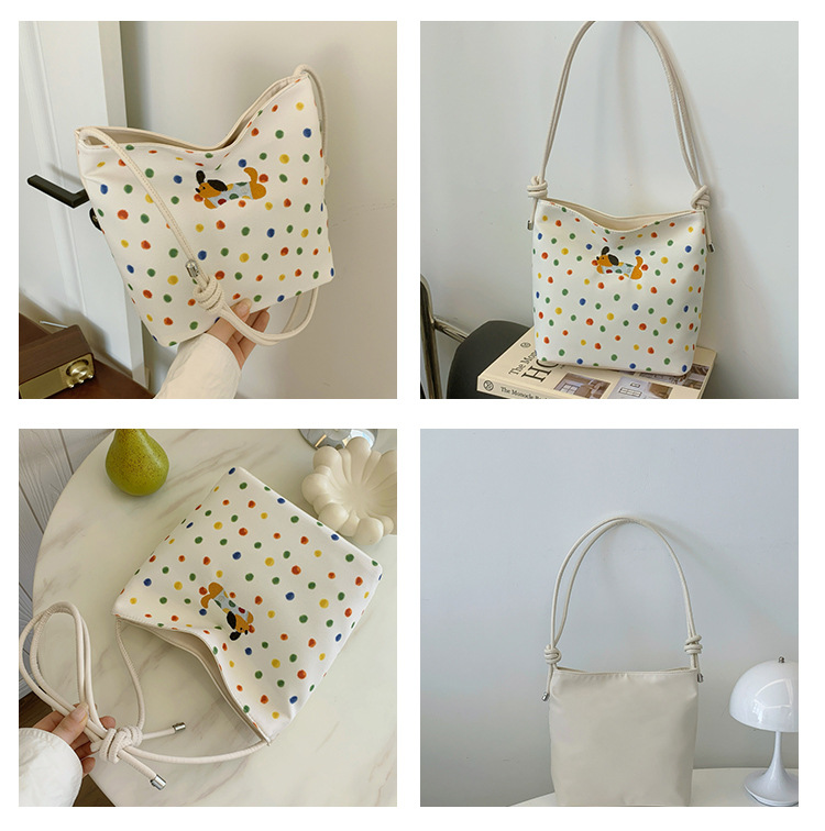 This year, polka dot canvas bags are in vogue for women's autumn and winter 2024. The new versatile commuter single-shoulder crossbody bag is in vogue undefined