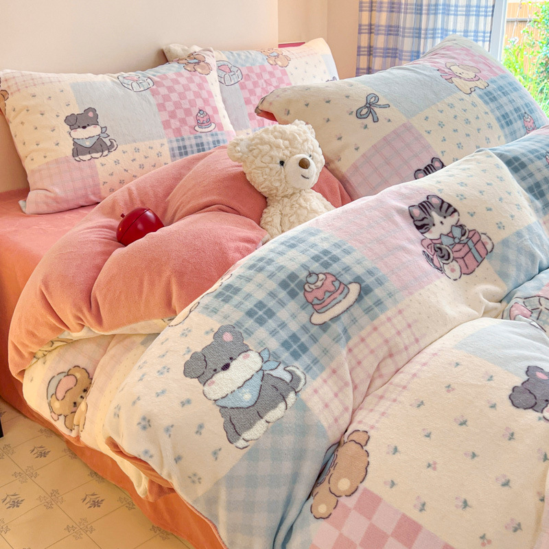 Cama de dibujos animados de leche de seda de cuatro piezas 2026 nueva sábanas de seda de coral de otoño y invierno cubierta de colcha de cama de tres piezas