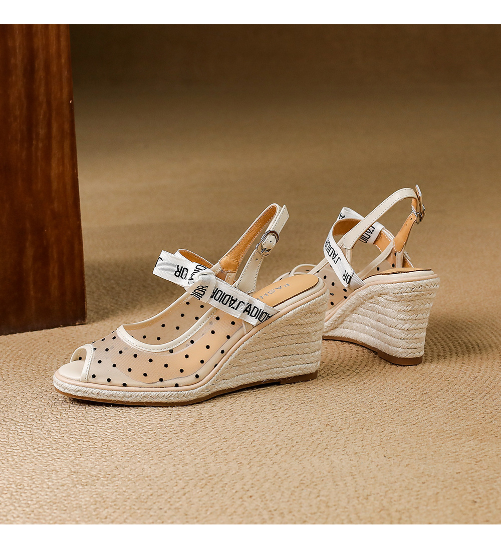 Sandal cao gót nữ hở mũi phong cách nghỉ dưỡng, đế xuồng đan rơm, quai một dây ngang, gót 9 cm — màu trắng ngà, chấm bi be chi tiết 14