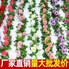 擬似バラの造花藤条のつるの壁掛けはエアコンの水道管を巻いて装飾の客間の天井のプラスチックの植物を遮ります。