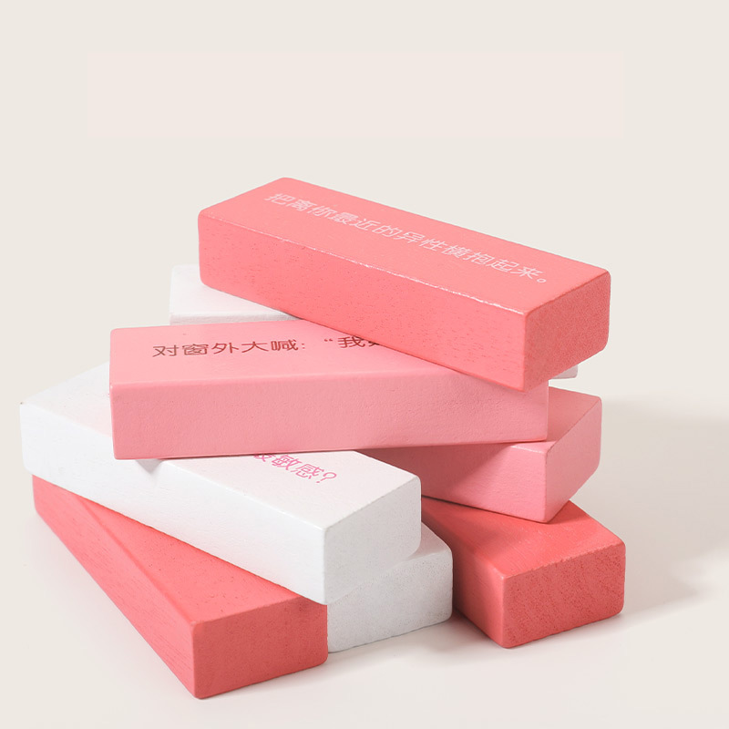 Colores de madera equilibrados en capas apiladas en capas, bloques de dibujo altos, juguetes educativos para niños