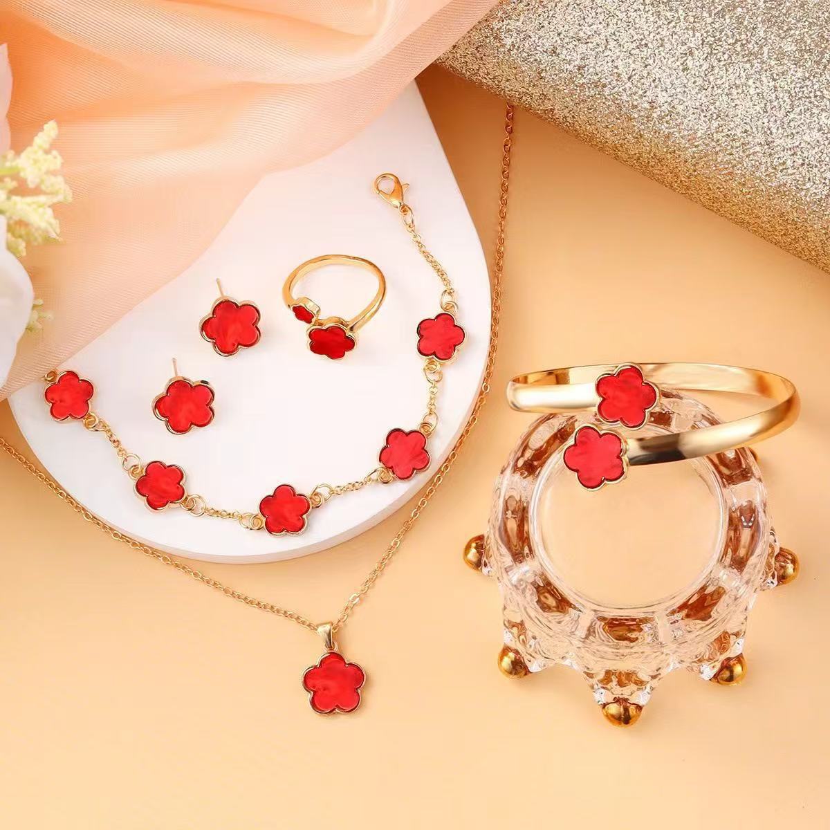 Explosiones transfronterizas pétalos de cinco hojas set de cinco piezas collares pulseras pulseras pendientes anillos set de joyas de moda europea y americana mujer