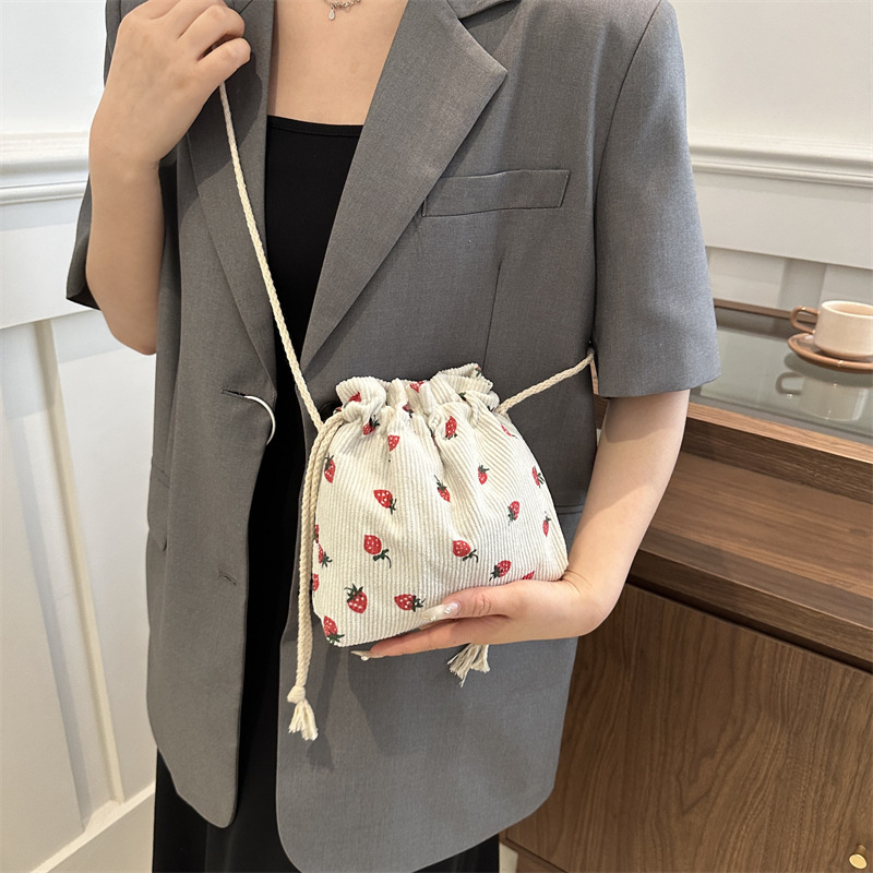 Este año, la moda impresa encantadora fresas mini bolso de balde 2024 nuevo verano versátil mochila de hombro