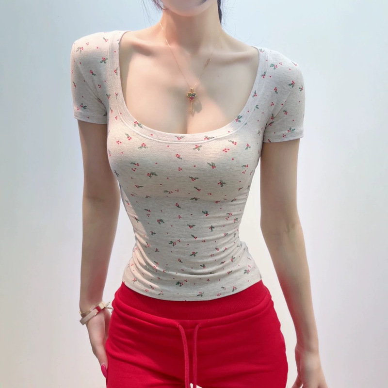 Slim-fit short-sleeve t-shirt with American retro style, floral print all over, regular shoulder, round neck, basic top Slim-fit short-sleeve t-shirt with American retro style, floral print all over, regular shoulder, round neck, basic top