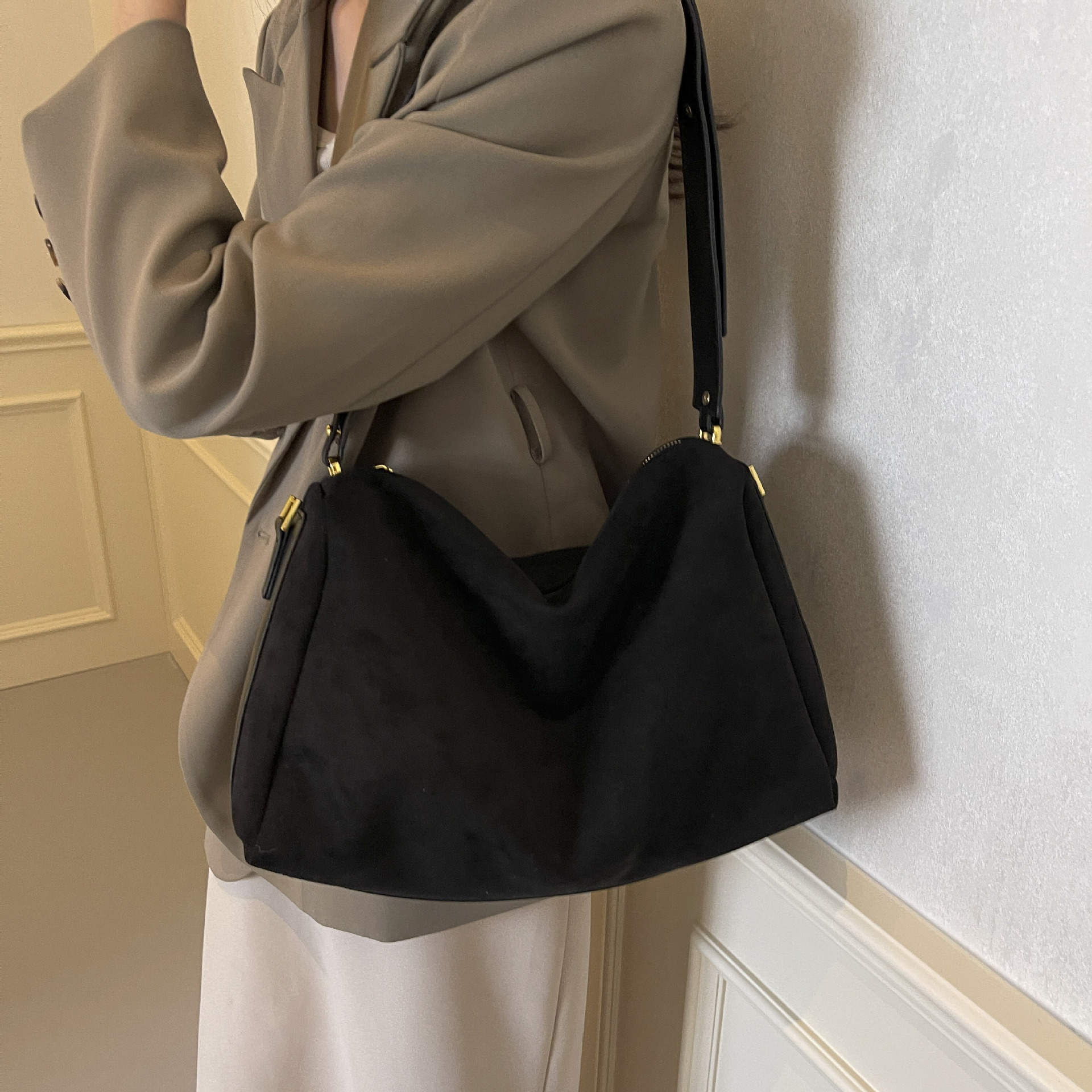 Bolsos de nicho para mujer 2024 nuevo bolso de almohada de gamuza versátil de alta calidad bolso de mensajero de un solo hombro portátil de gran capacidad