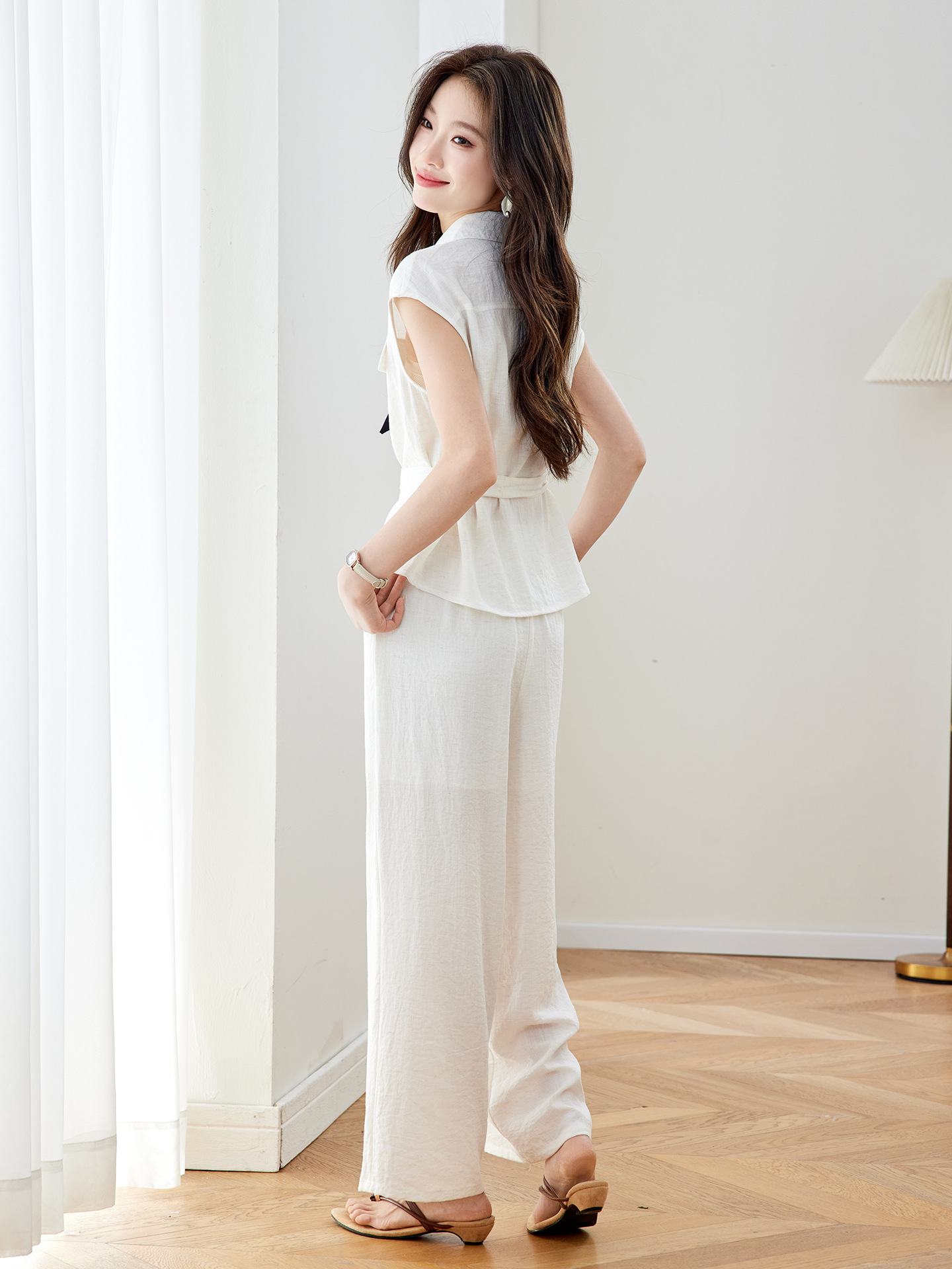 Bộ quần áo không tay nữ cổ V eo thắt, quần ống rộng cạp cao hai mảnh MZ2705 — Xanh lông mòng đen, màu trắng ngà