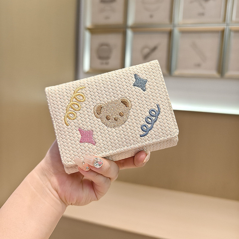 黛妮 韩版新款个性时尚可爱刺绣小熊三折仿编织短款钱包钱夹跨境