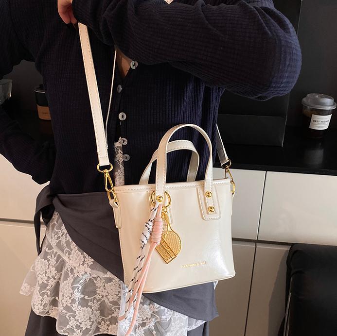 Bolso de cubo de mano para mujer 2025 nuevo estilo de comercio exterior casual bolso de hombro simple casual de viaje casual bolso de mensajero de alta calidad