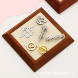 Бренд с буквами из сплава по индивидуальному заказу, полые аксессуары для одежды, фурнитура, вывеска ручной работы, гальваническое покрытие, износостойкие, изысканные и высококачественные.