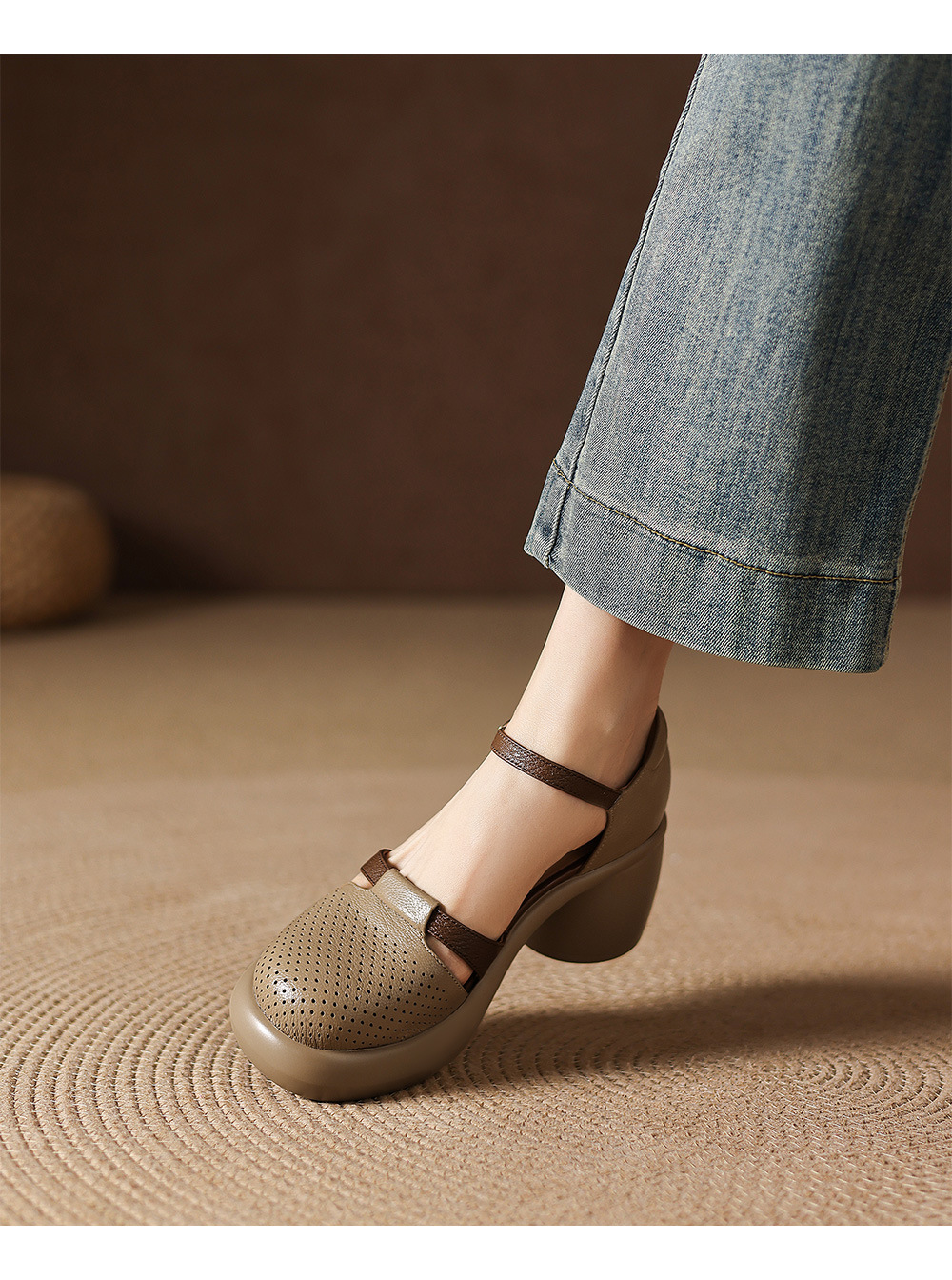 Sandal nữ da cừu mũi trùm đục lỗ quai ngang khóa một chữ gót thô 7.5 cm — màu trắng ngà chi tiết 7