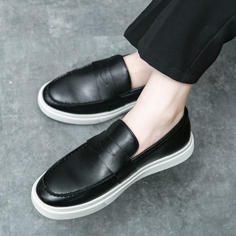 Demi-season fashionable trend low loafers English style