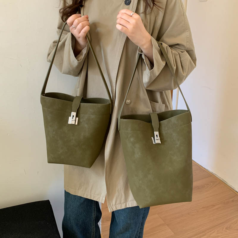 Coreano relajado sensación de gamuz veludo bolso de cubo 2025, otoño y invierno nuevo hombro brazo bolso de viaje de gran capacidad bolso de mujer