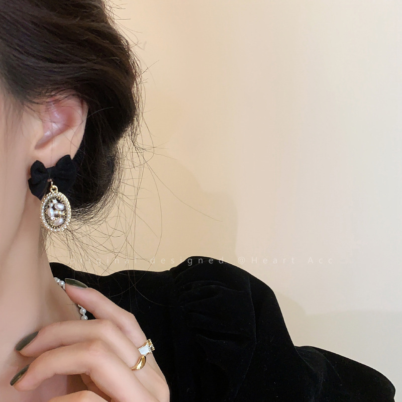 Diseño de nicho de alta gama borla larga sin orejas clip de oreja elegante estilo occidental de las mujeres cara-mirando pequeños nuevos pendientes de moda