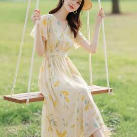 法式气质白色碎花连衣裙女2025年夏季新款高级感海边度假收腰裙子