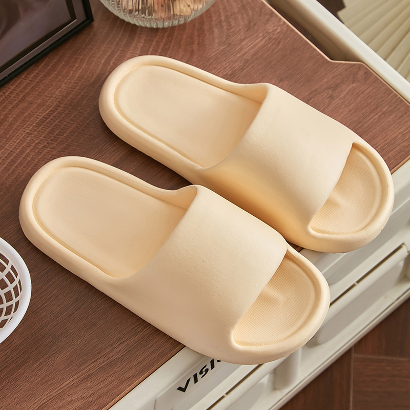 Nuevas zapatillas EVA gruesas parejas de mujeres pisar mierda sensación de zapatillas de fondo grueso para el baño anti-deslizante para el baño zapatillas frías